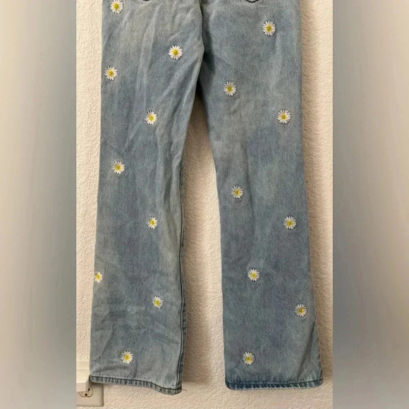 Edikted Low Rise Jeans with embroidered daisies - Picture 8 of 10
